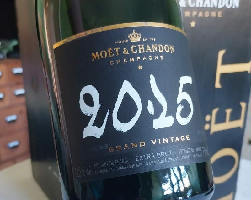 A case of 6 bottles Moet et Chandon Grand Vintage 2015 - Auction