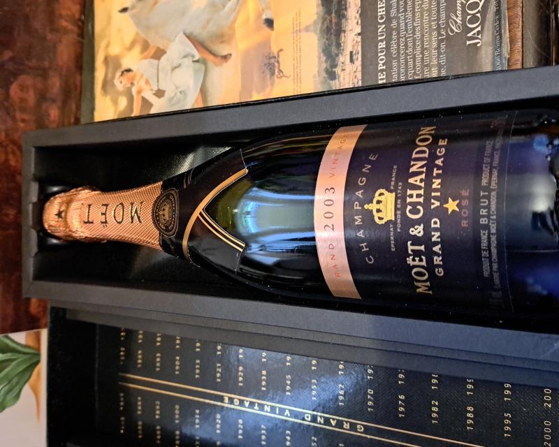 MOET &amp; CHANDON GRAND ROSE 2003 WITH ORIGINAL BOX. - Auction