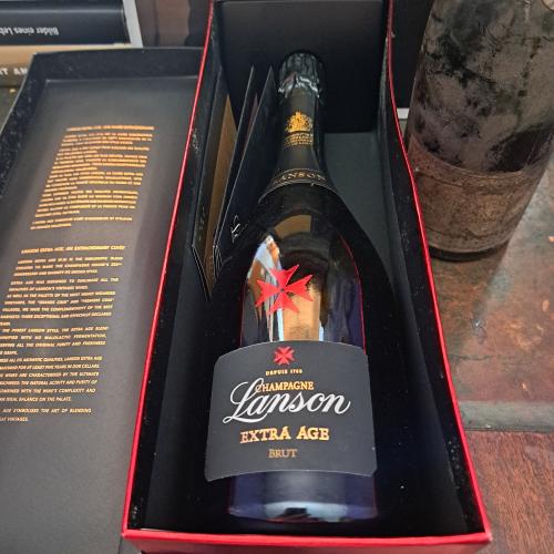 LANSON BRUT EXTRA AGE IN PRESENTATION BOX. - Auction