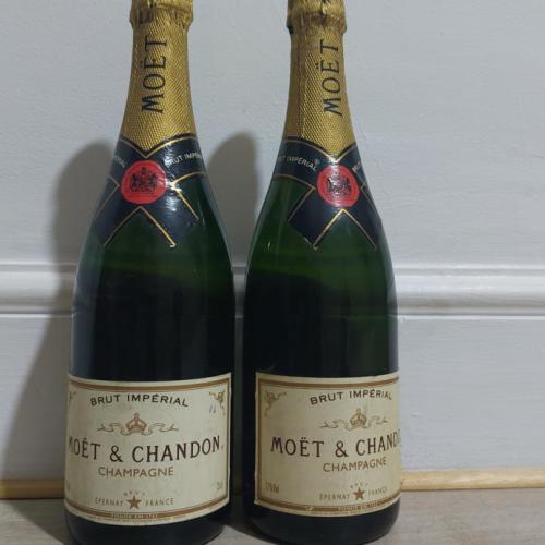 Champagne Moet &amp; Chandon - 2 x bottles from 1980's - Auction